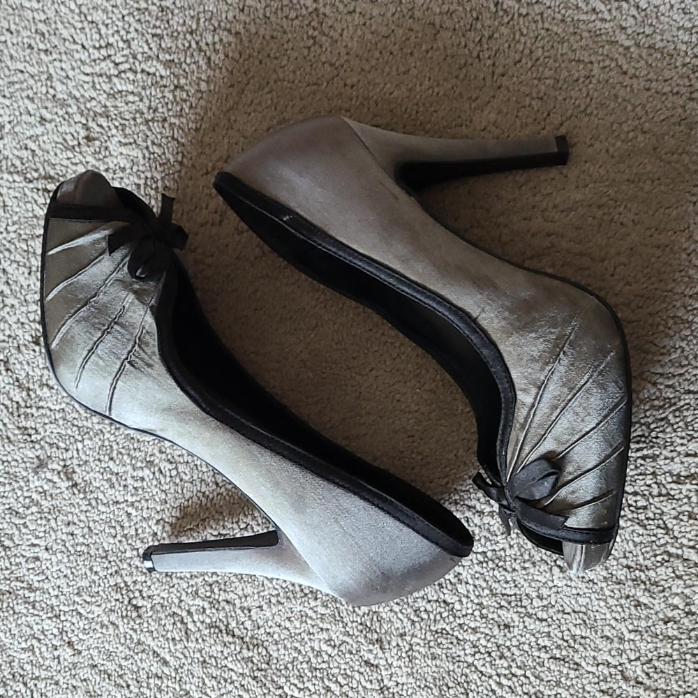 Silver heels - Picture 2 of 2